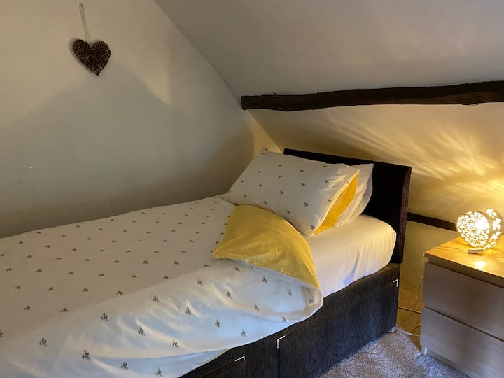 Dormitorio individual al que se accede por una escalera empinada junto al baño. Ten en cuenta que la altura del techo es baja