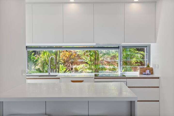 Stunning Townhouse with Amazing Ocean Views gallery image 4