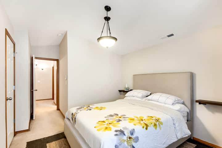 Chumba cha kulala cha msingi kilicho na chumba cha kulala chenye ukubwa wa malkia