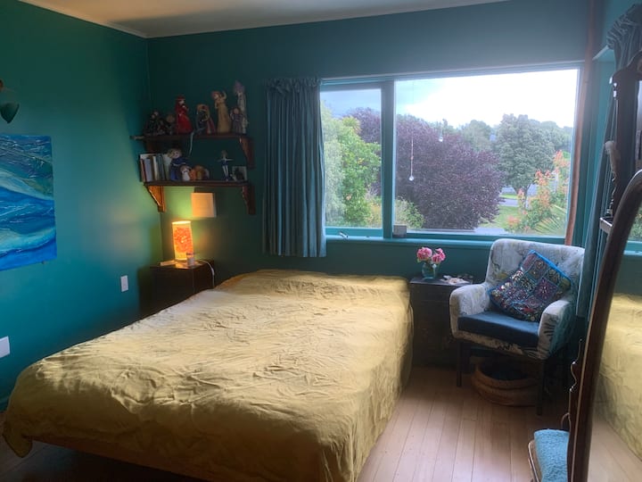 Camera da letto principale con letto matrimoniale queen-size