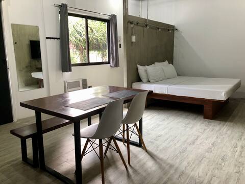 104 Studio w/ Kitchen, WiFi, Netflix, Pool Access
