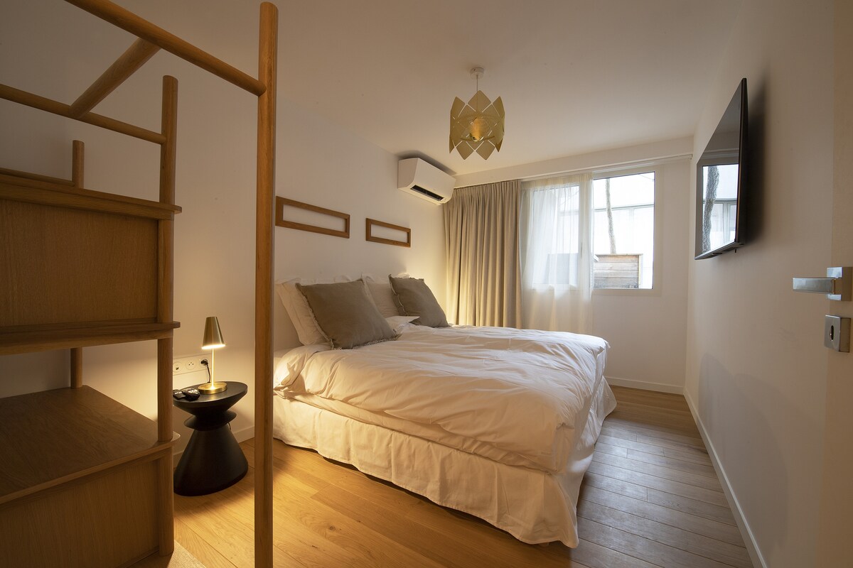 Chumba cha kulala 1. Pamoja na samani zake za kuhifadhi oak na mwanga wa dari ya dhahabu, inakupa mtazamo wa utulivu wa baraza. Ina skrini tambarare.