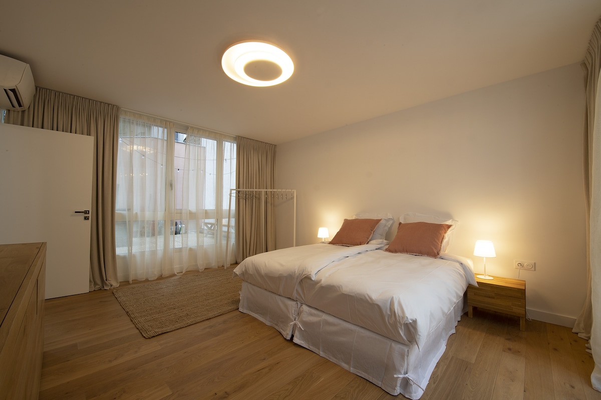 Chumba cha kulala 4, kikubwa zaidi, kinatazama baraza na mtaro. Ina skrini kubwa tambarare, kabati kubwa la kujipambia na uchaga wa nguo.