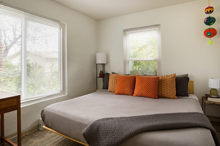 Chumba cha kulala #1: Kitanda cha ukubwa wa KING na godoro lingine la starehe la povu la kumbukumbu. 