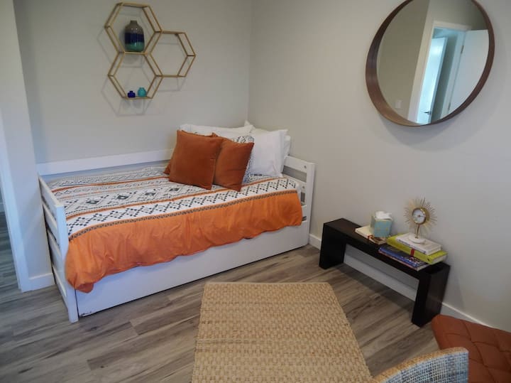 Spálňa pre hostí s dennou posteľou a ďalšou rozkladacou posteľou.