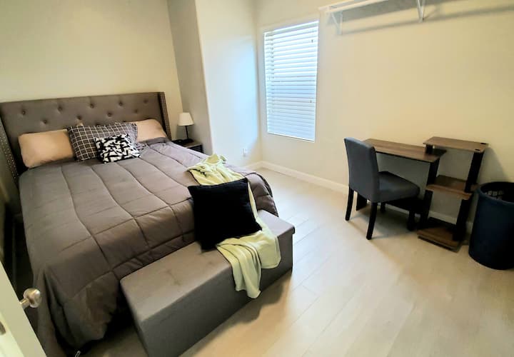 Dhomë gjumi në katin kryesor me banjë të kompletuar brenda këmbëve. Nuk ka shkallë për njerëzit me lëvizshmëri të kufizuar.