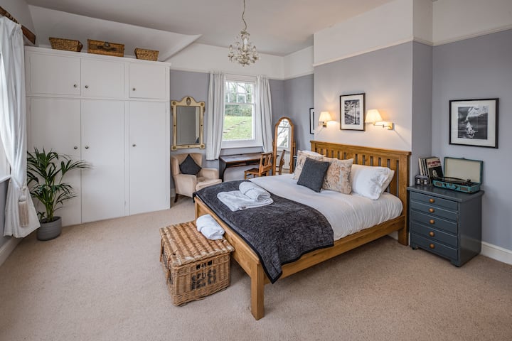 Chumba kikubwa cha kulala: kitanda cha kifahari cha ukubwa wa kifalme na godoro la povu la kumbukumbu, kitani laini cha Kitanda cha Pamba cha Misri na taulo.