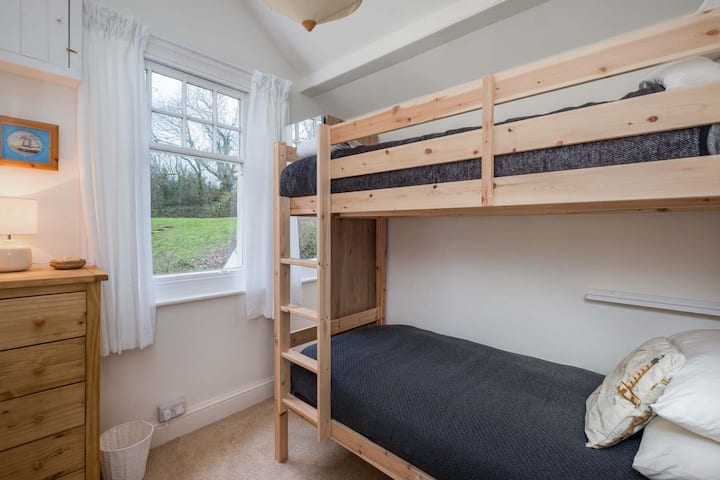 Vitanda vya hali ya juu vya ghorofa, vinavyofaa kwa watoto lakini pia vikubwa na vyenye nguvu vya kutosha kwa watu wazima. Hifadhi ya kutosha na mtazamo mzuri wa bustani.