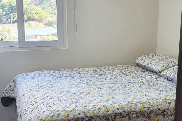 Druga soba s udobnim bračnim krevetom i velikim prozorom s pogledom na grad.

Druga spavaća soba s udobnim bračnim krevetom i velikim prozorom s pogledom na grad.