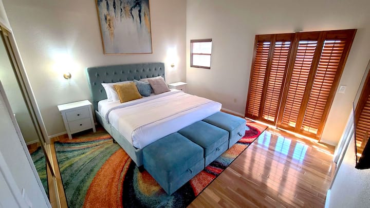 Chumba kikubwa cha kulala cha King kilicho na HDTV na Ufikiaji wa roshani