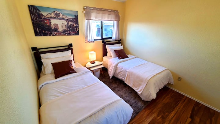 Twin Room 1, vitanda viwili vya Twin XL, magodoro ya povu yenye ubora wa juu.