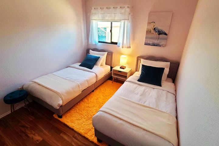 Chumba Pacha 2. Vitanda viwili vya Twin XL. Magodoro ya povu yenye ubora wa juu.