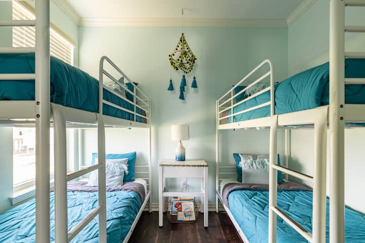 Собата на спрат има толку многу удобности за суштествата што би било задоволство да се испрати во вашата соба :)