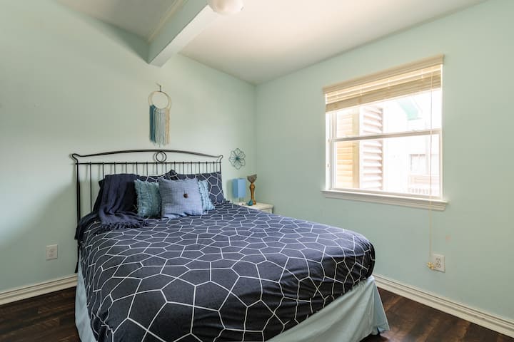 Спална соба со двојна големина со нови перници и намаз.