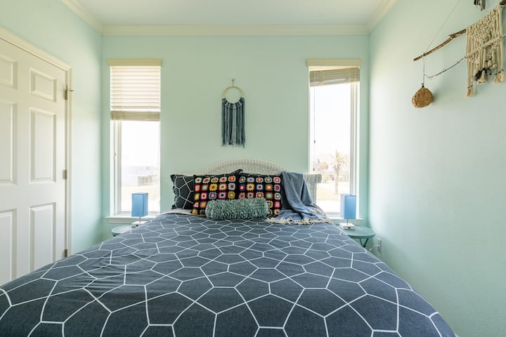 Втора кралица со сите основни удобности, како што се вградени пристаништа за полнење на ноќните светилки.