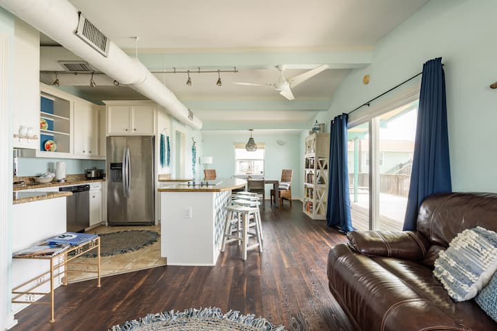 Трпезарија, кујна и дневни соби во еден поврзан простор.