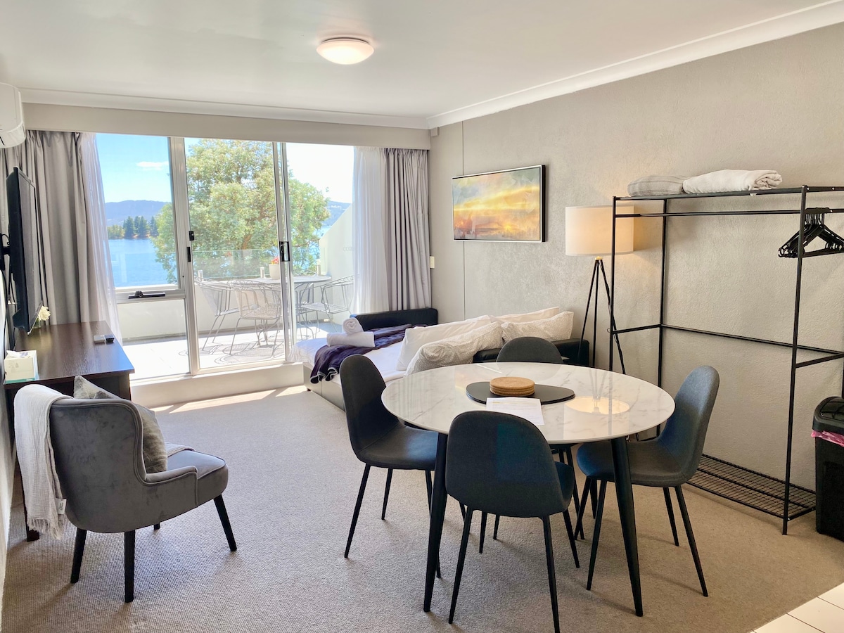 Top performing Airbnb: Alpine Stays 402. Lakefront Deluxe KING Studio in Jindabyne