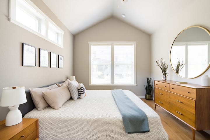 El espacioso dormitorio principal cuenta con una cama tamaño king con colchón de espuma viscoelástica, techos abovedados, abundante luz natural y baño en suite.