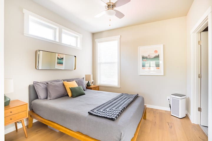 El segundo dormitorio cuenta con un dormitorio queen con colchón de espuma viscoelástica, mucha luz natural y baño en suite.