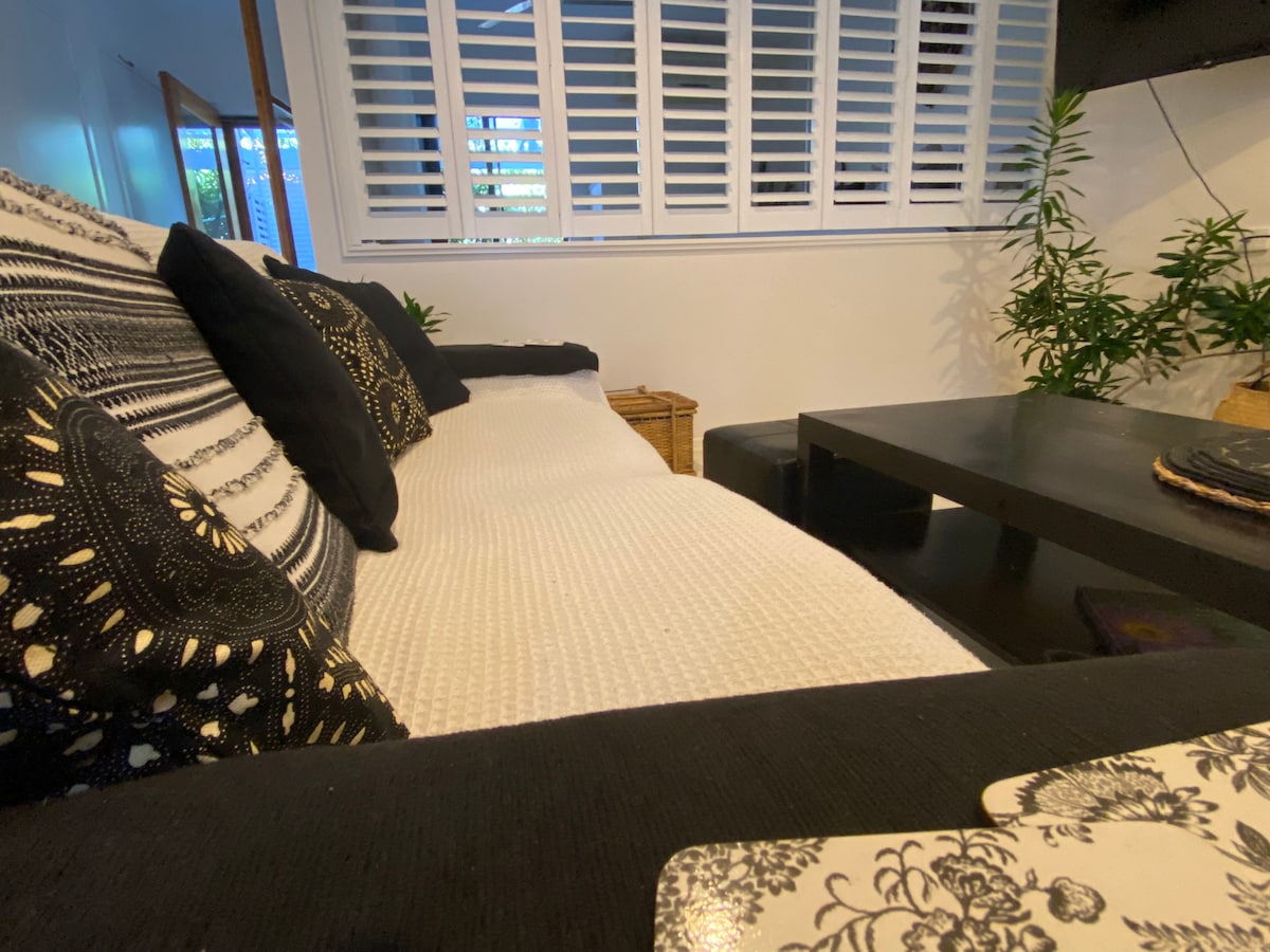 Top Airbnb: Lily Lamond, 5 mins walk to ocean, Full Townhouse in Airlie Beach