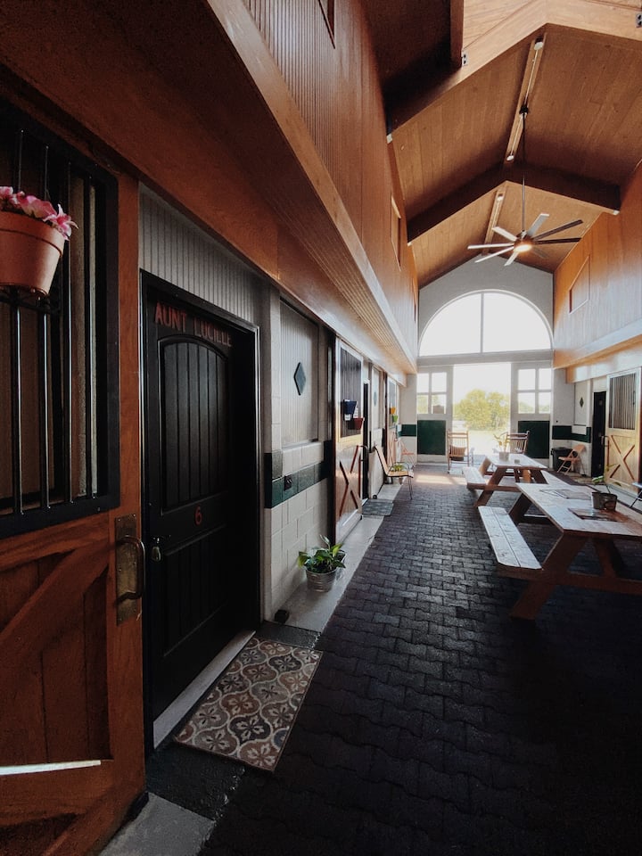 Horse Stall Suite 14 PARIS MOON in Grand Ol Barn! Farm stays for Rent