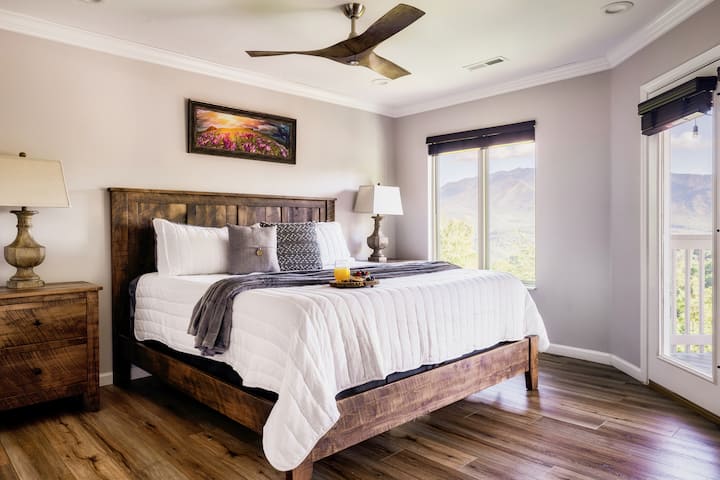 Საძინებელში არის ხის დახვეწილი ჩარჩო კომფორტული საწოლებით, რომლებსაც ემატება საწოლისპირა უჯრები და მყუდრო ლამპა, რაც ქმნის თბილ და მიმზიდველ გარემოს, რომელიც იდეალურია დასვენებისთვის.