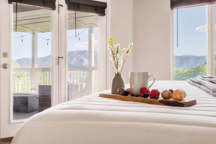 Გააღვიძეთ ეს. Თვალწარმტაცი ხედები საწოლიდან და ცალკე აივნიდან სულ რამდენიმე ნაბიჯშია. ☕️