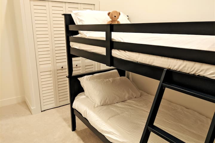 Chumba cha kitanda cha ghorofa (teddy hakijajumuishwa).