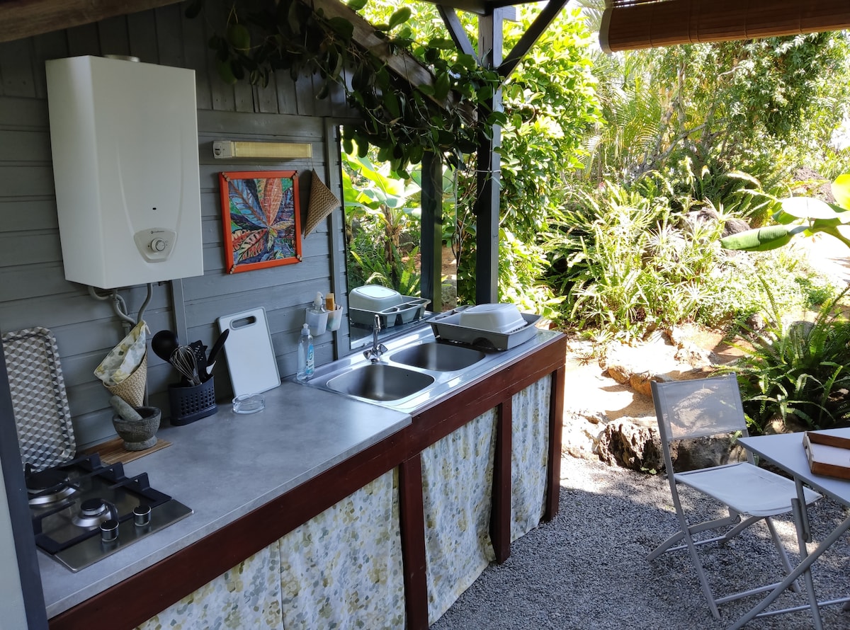 Successful Airbnb property: Charming accommodation with heated pool in Saint Leu