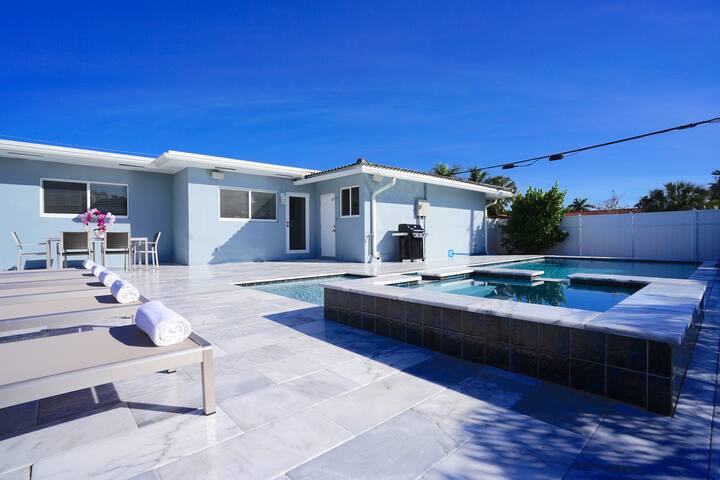 RENT LUXE 5 STAR NEW 4 BED + HTD POOL STUNNING!! gallery image 2