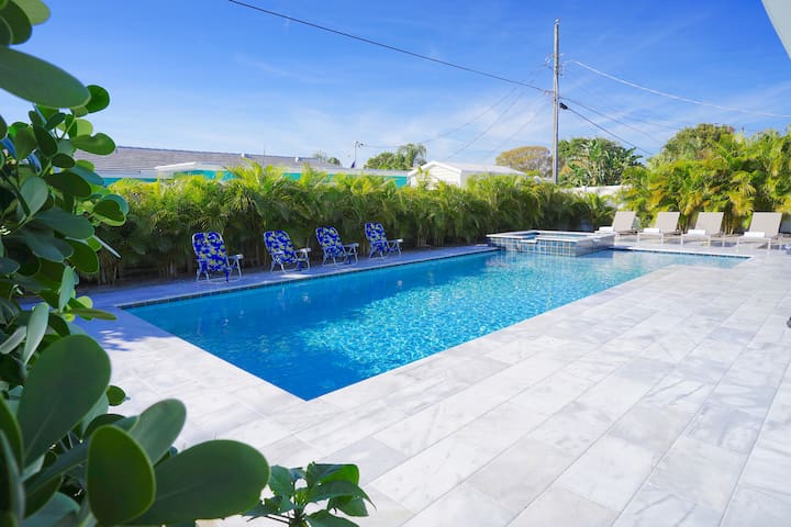 RENT LUXE 5 STAR NEW 4 BED + HTD POOL STUNNING!!