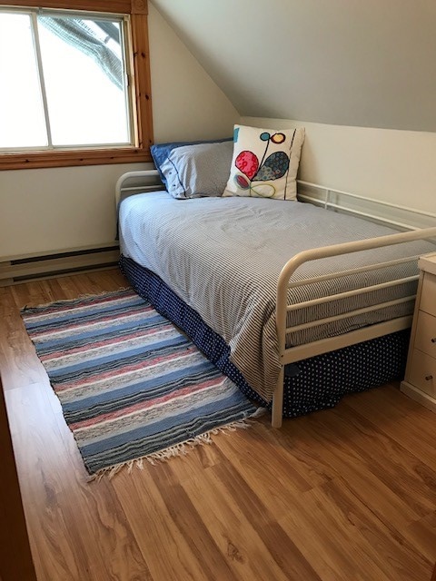 سرير مفرد ثانٍ تحت السرير