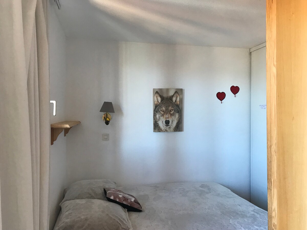 חדר שינה עם 140 מיטות וחלון ומדפים ושולחן ליד המיטה במגירה