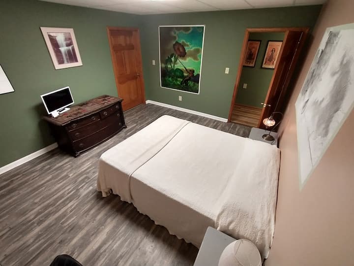 Second bedroom, queen bed, dresser with TV, bedside tables