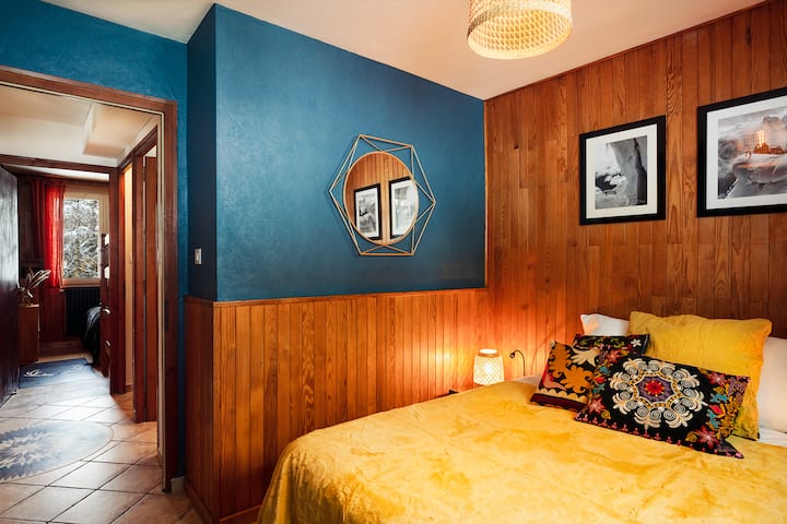 From one bedroom to the other, the harmony of spaces and colors accompanies you, creating an ideal setting for rest.