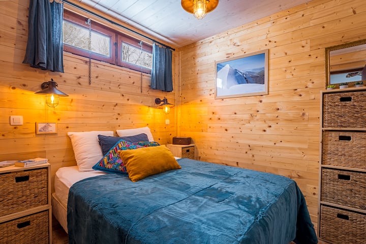 "Cocoon" room with a double bed and cozy atmosphere.