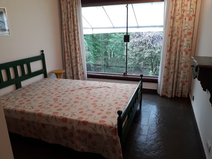 spálňa 2 v hlavnom dome, „ spálňa s výhľadom “