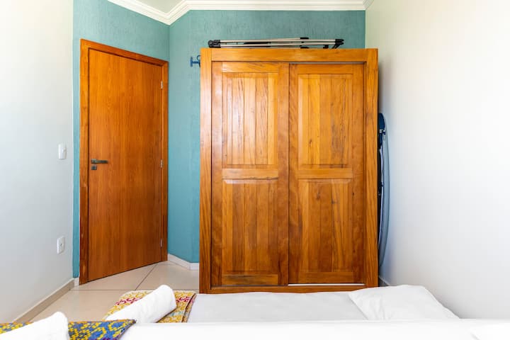 Ერთადგილიანი ოთახი, რომელიც ხაზს უსვამს სტუმრებისთვის განკუთვნილ გარდერობს!