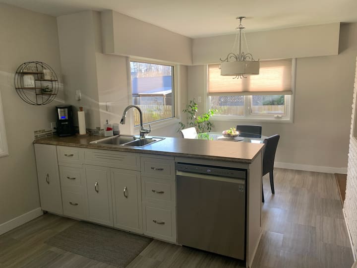 Spacious bright family friendly 3BR retreat Guest suites for Rent in