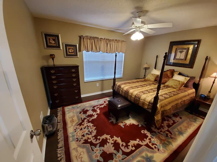 客房配有一张标准双人床和一台58英寸三星电视。