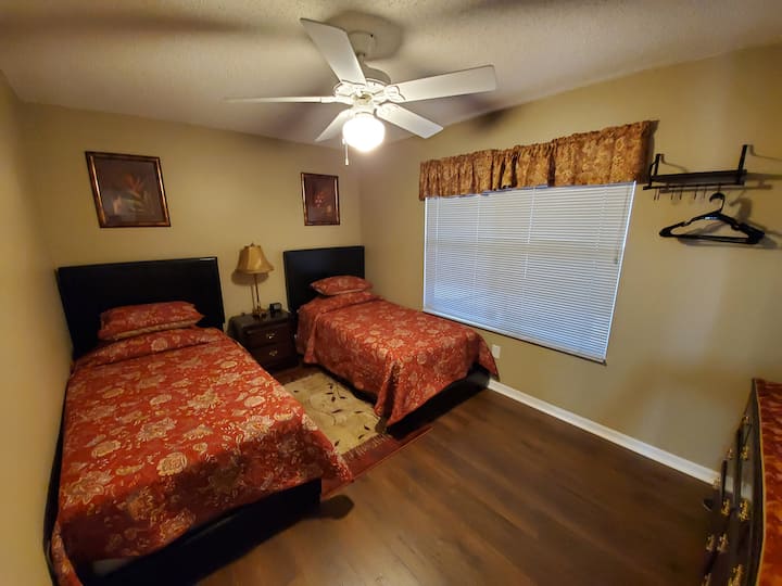 两张单人床为大型团体和带孩子的房客提供了额外的睡眠空间。 