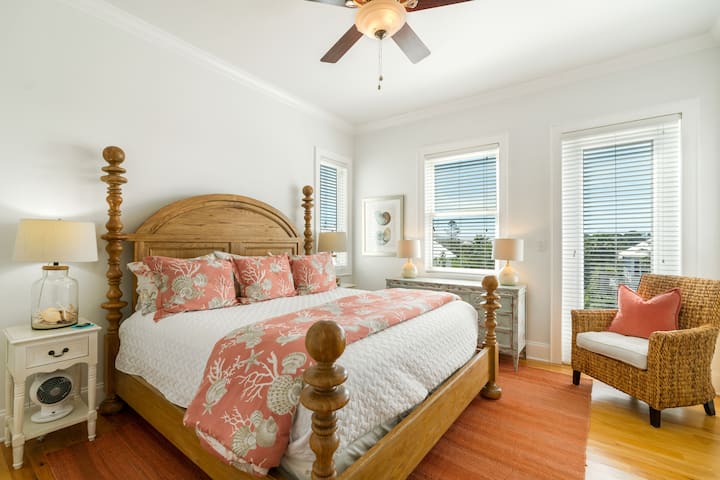 "The house was beautifully decorated, spacious and very clean! It accommodated our group of 10 with no issues. All 3 families had their own level." 

-Geeta, October 2022