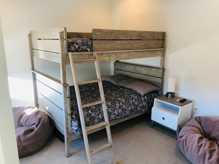 Plná poschodová posteľ Crate and Barrel s posteľnou bielizňou Company Store, Apple TV, množstvom prirodzeného svetla a výhľadom na Byers Peak. 