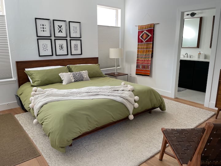 Hlavná hlavná spálňa s priestrannou priestrannou priestrannou priestorom, matracom a vankúšmi Leesa, posteľná bielizeň a uteráky v obchodnom obchode Supima, priestor na čítanie, veľký šatník, prístup do vírivky, plnú kúpeľňu so sprchovacím kútom a dvojitým umývadlom, šampón a kondicionér Aveda, mydlo ECO