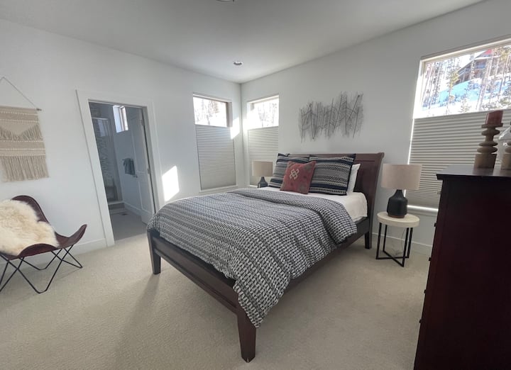 Spálňa na druhom poschodí s manželskou posteľou Queen, matracom a vankúšmi Leesa, posteľná bielizeň a uteráky, priestor na čítanie, veľký šatník, plná vaňa so sprchovacím kútom, šampón a kondicionér Aveda, mydlo ECO