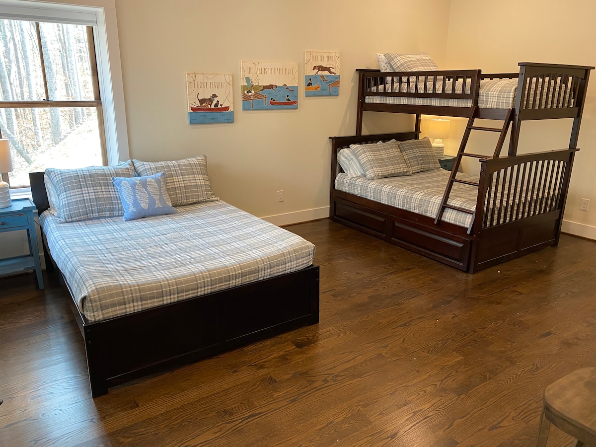 חדר המיטות - מיטת קומתיים מלאה/מיטה זוגית מלאה/מיטה זוגית - חדר רחצה פרטי