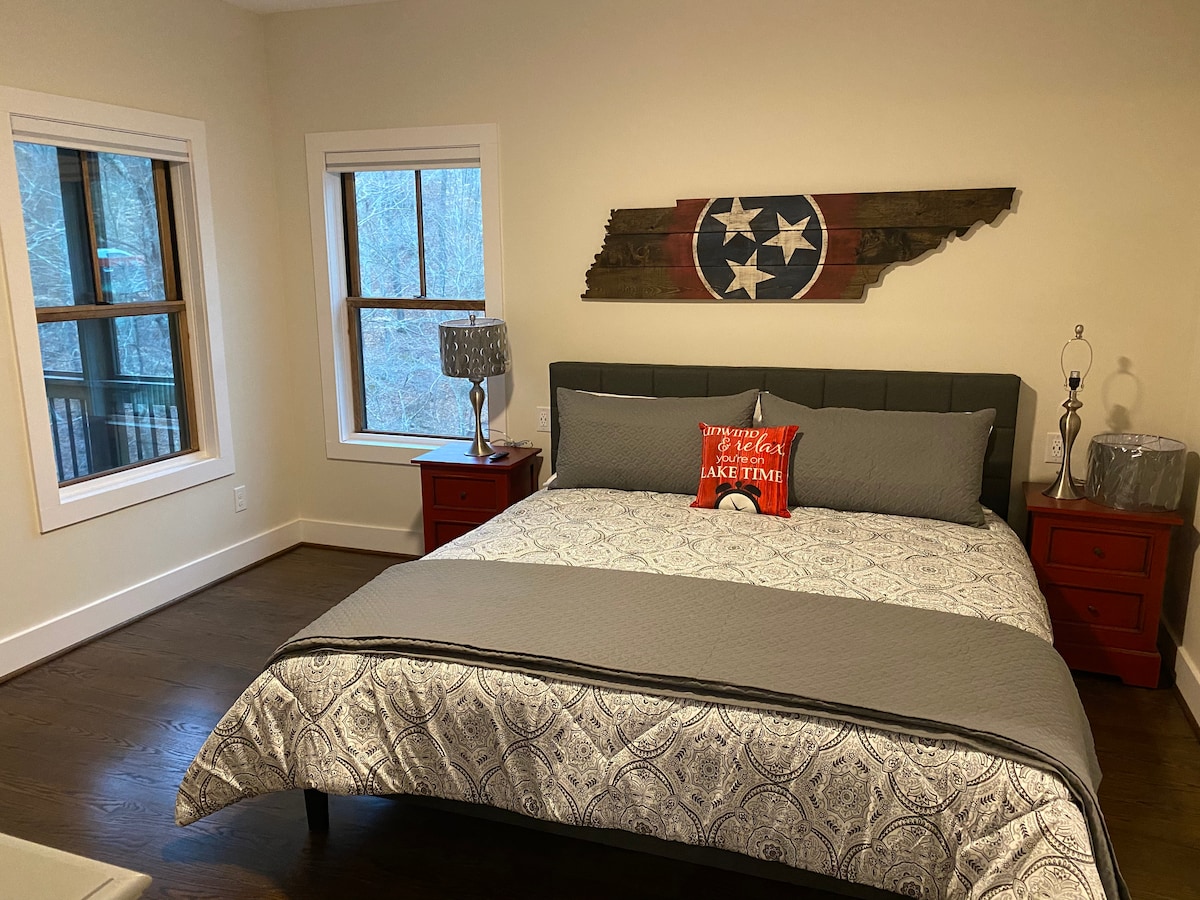 חדר שינה ראשי #1 קומה ראשית (חדר טנסי).  מחובר לחדר אמבטיה ראשי פרטי. מיטת קינג