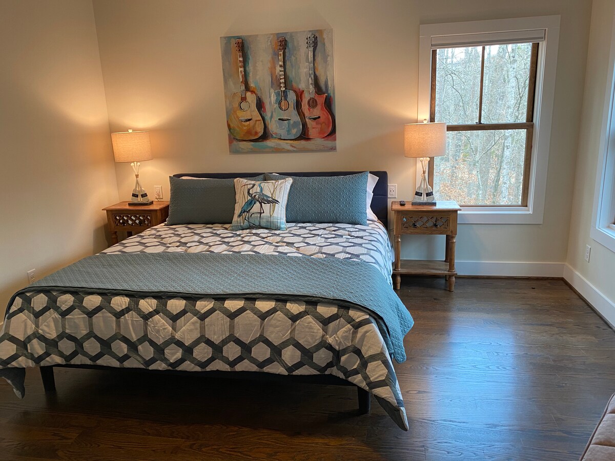 חדר שינה ראשי מס '2 קומה ראשית (חדר הגיטרה).  מחובר לחדר אמבטיה ראשי פרטי. מיטת קינג