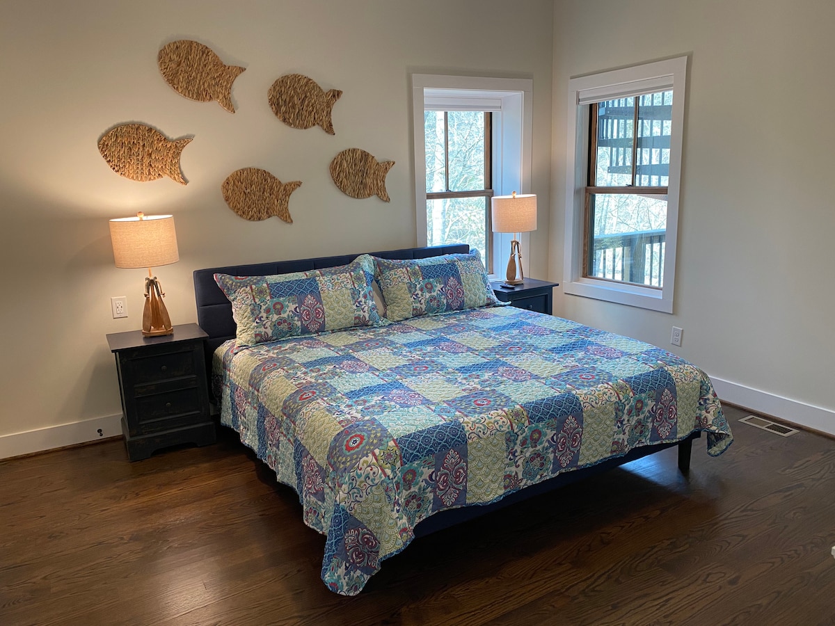 חדר שינה ראשי מס '3 במפלס התחתון (חדר הדגים).  מחובר לחדר אמבטיה ראשי פרטי. מיטת קינג