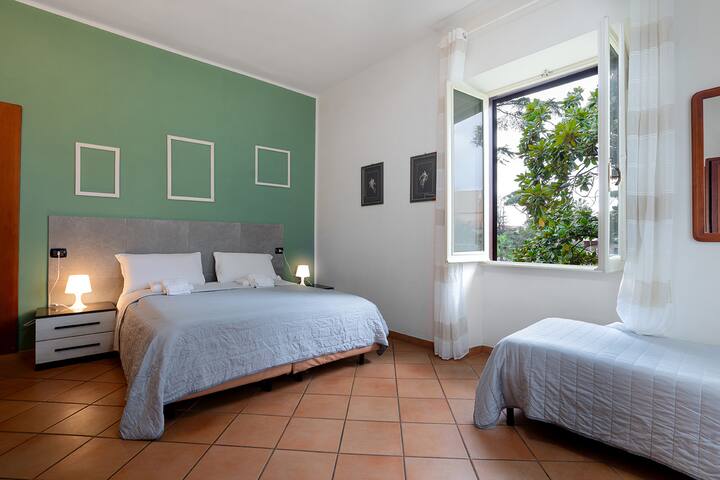 Villa esclusiva di 300 mq con giardino e parchegg gallery image 2